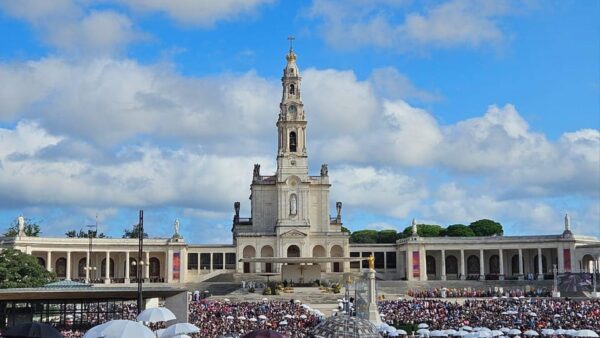 De Lisboa: Visita Guiada a Fátima, Nazaré, Batalha e Óbidos